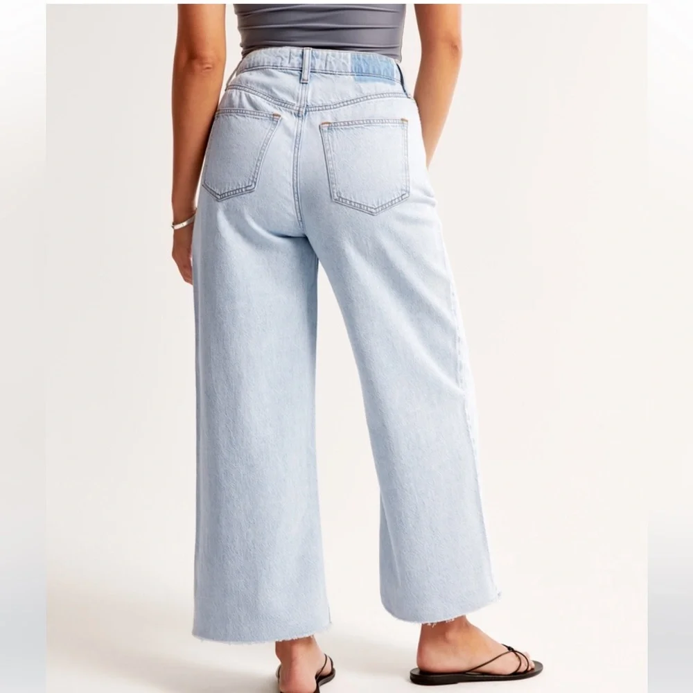 Abercrombie & Fitch Curve Love High Rise Wide Leg Cropped Jean - Picture 5 of 9